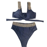 Traje de baño bikini ahuecado con lazo cruzado en contraste en la parte delantera