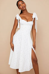 Vestido veraniego midi ajustado con abertura alta, tirantes anudados y estampado floral - Rojo