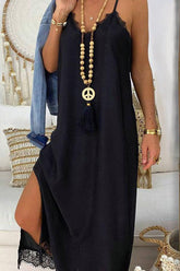 Gestreiftes Kleid mit V-Ausschnitt und Trägern