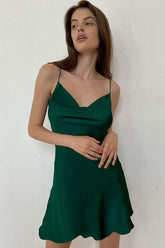 Seidiges Satin-Mini-Sommerkleid mit Wasserfallausschnitt und Spaghettiträgern und Schnürung am Rücken - Grün
