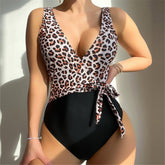 Traje de baño de una pieza con escote en V y estampado de leopardo de Jenna