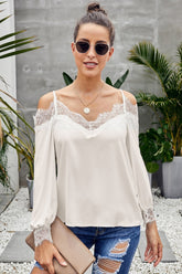 Blusa con cuello en V, hombros descubiertos y encaje cosido
