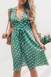 Grünes Sommerkleid mit Rüschen und V-Ausschnitt und Polka Dot