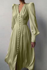 Vestido de satén con mangas largas abullonadas y botones