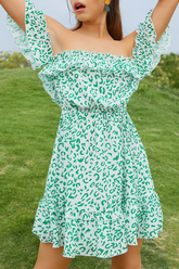 Elegante vestido de corte A con hombros descubiertos, volantes y abertura en la unión