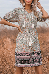 Elegante vestido de corte A con escote en V y frenillo con borlas florales