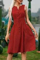 Elegante vestido con falda y escote en V y hebilla de lunares