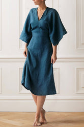 Vestido midi con escote en V y mangas murciélago con abertura