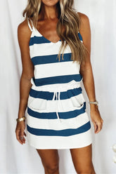 Gestreiftes Minikleid mit Farbblock, Bindetasche und Spaghettiträgern