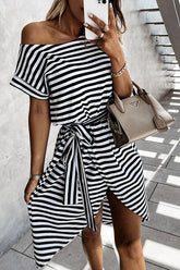 Kleid mit Streifen, Rundhalsausschnitt, Schlitz am Saum und Gürtel