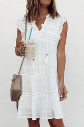 Minikleid mit Rüschen und V-Ausschnitt