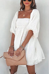 Minikleid mit quadratischem Ausschnitt, offenem Rücken und Puffärmeln