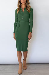 Langärmliges, schmales Strickkleid mit Knöpfen