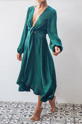 Fließendes Kleid mit unregelmäßiger Fliege