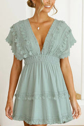 Rückenfreies Minikleid mit Spitzensaum und V-Ausschnitt