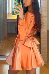 Langärmliges Minikleid mit Bindeband hinten