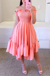 Asymmetrisches Kleid mit gerafftem Oberteil und schulterfreier Klappe