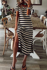 Gestreiftes Maxikleid mit V-Ausschnitt und Schlitz