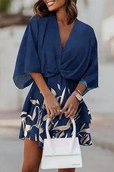 Vestido mini con mangas murciélago, diseño retorcido y estampado de plantas de Heidi