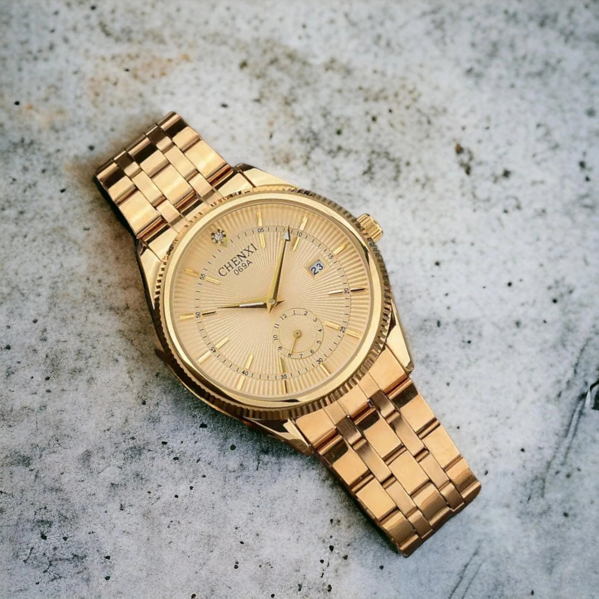 069A Simple Watch - Golden Quartz Wristwatch