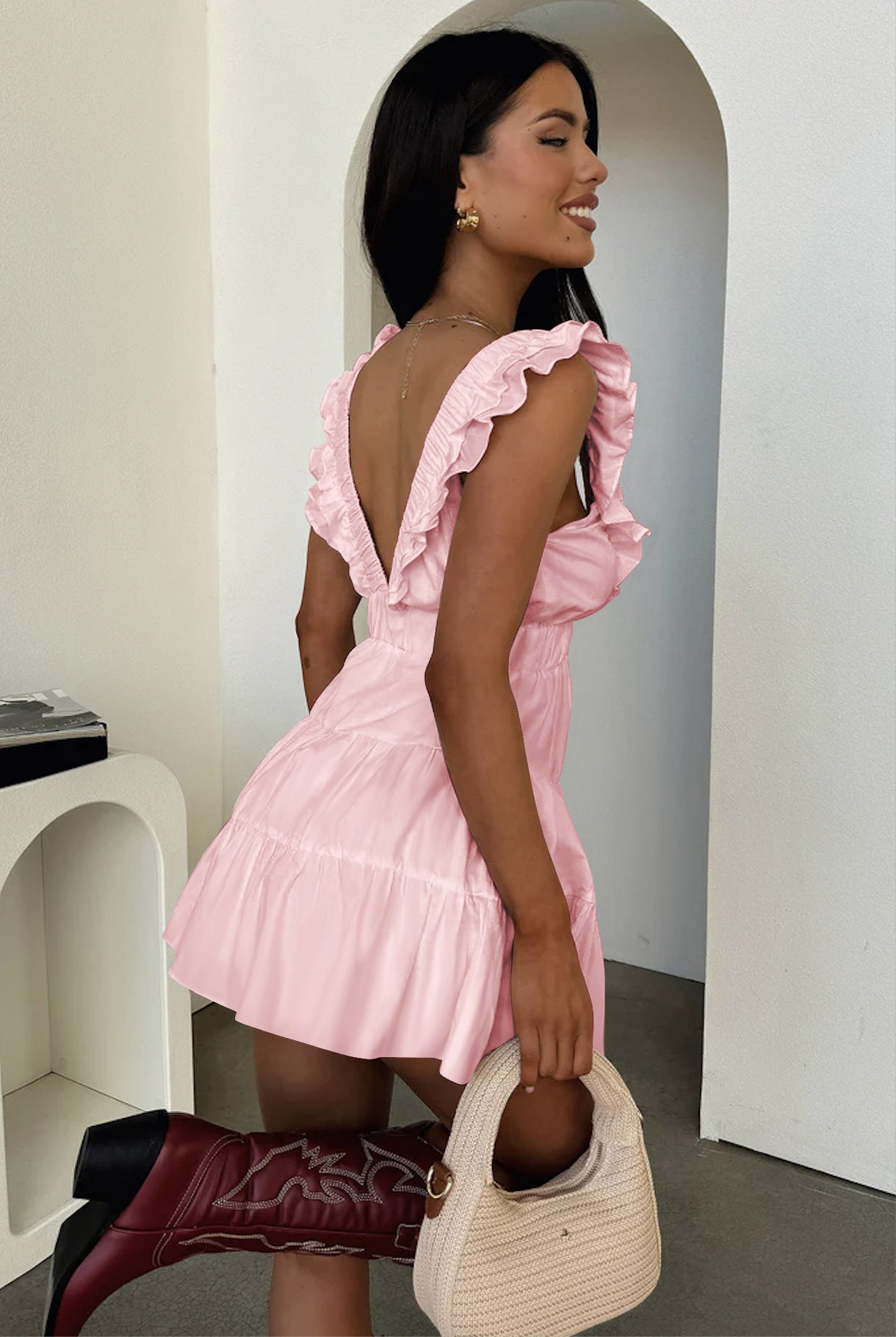 Slim sleeveless deep V-neck ruffled dress