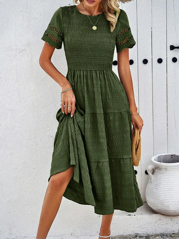 Grünes Midikleid in A-Linie mit kurzen Ärmeln