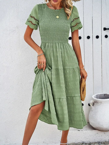 Grünes Midikleid in A-Linie mit kurzen Ärmeln