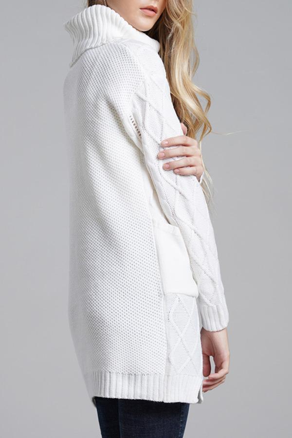 Suéter largo de punto con cuello alto y abertura