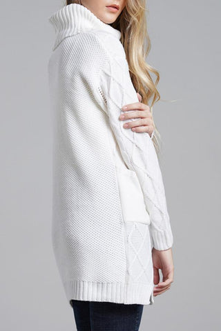 Suéter largo de punto con cuello alto y abertura