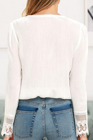 Blusa de encaje con borlas y cuello en V