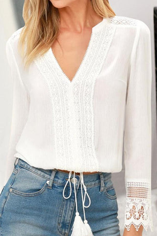 Blusa de encaje con borlas y cuello en V