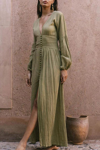 Maxikleid mit tiefen Ausschnitten und langen Ärmeln